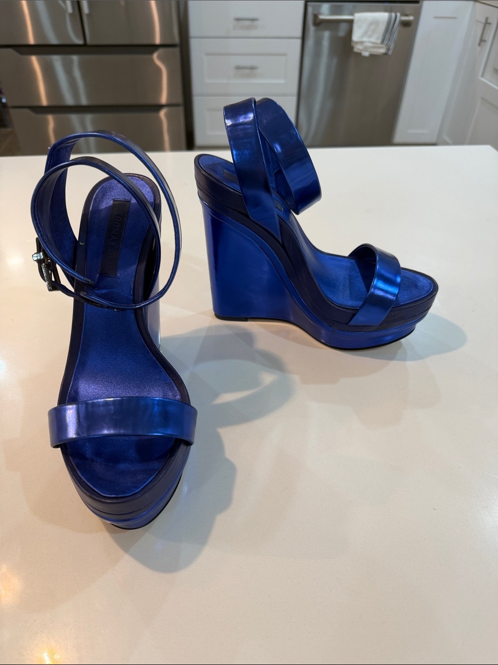 BCBGMaxAzria Shiny Royal Blue Platform Wedge Sandals vintage Y2K 👠